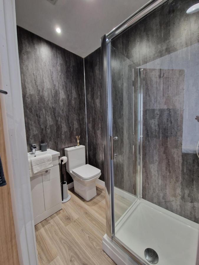 Flat 2, Modern Studio Apartment, Tynte Hotel, Mountain Ash Quakers Yard Eksteriør bilde