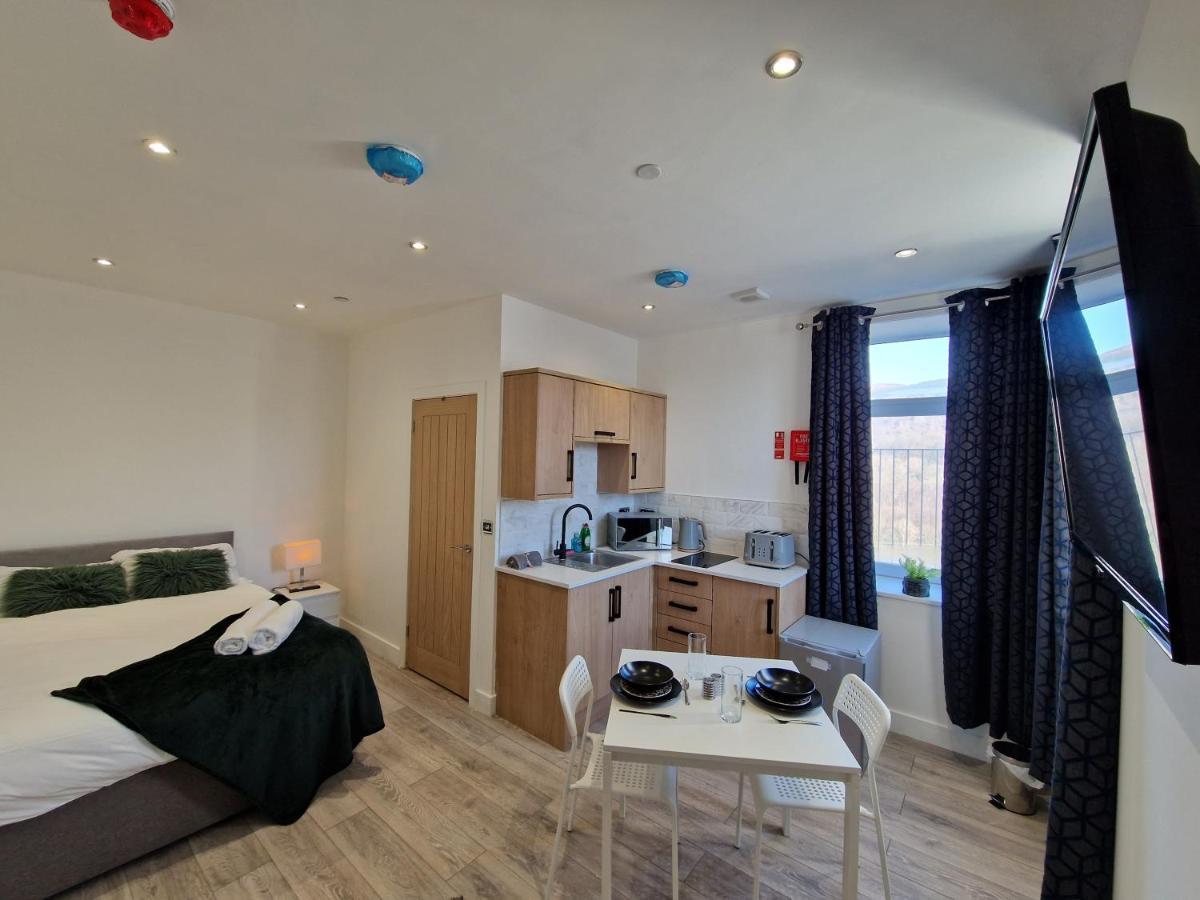 Flat 2, Modern Studio Apartment, Tynte Hotel, Mountain Ash Quakers Yard Eksteriør bilde